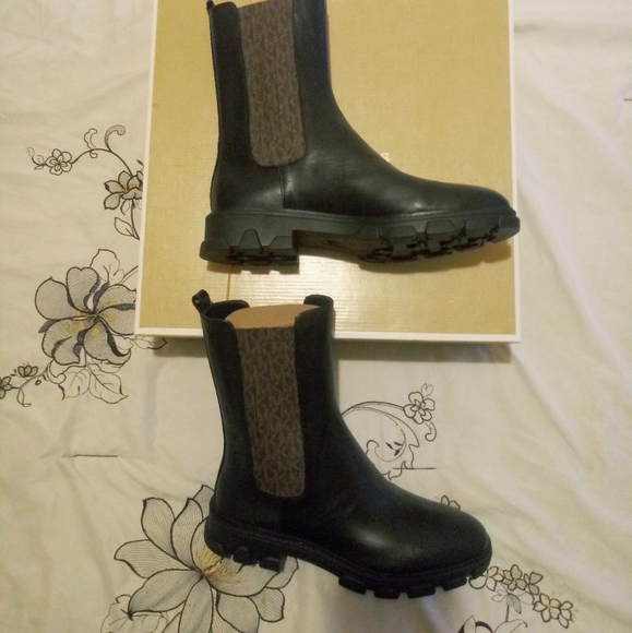 Michael Kors Ridley Chelsea Leather Boots - Picture 11 of 12